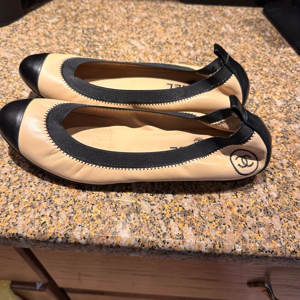 CHANEL Cream and Black Flats Timeless Two-Tone Design Size 9